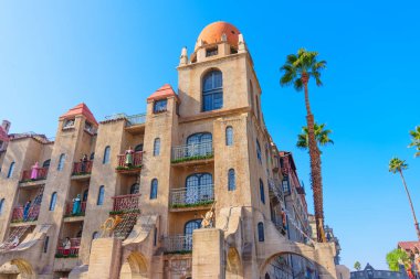 Riverside, California - 30 Aralık 2024: Mission Inn 's Exterior Featuring Dome and Palm Trees