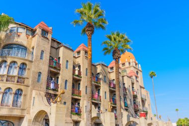 Riverside, California - 30 Aralık 2024: Iconic Mission Inn Hotel 'deki Festival Dekorasyonları ve Figürinler