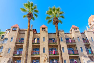 Riverside, California - 30 Aralık 2024 Riverside Mission Inn 'de büyüleyici balkonlar ve palmiye ağaçları