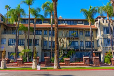 Riverside, California - 30 Aralık 2024: Riverside, Kaliforniya 'dan palmiye ağaçları ve mimari ayrıntıların yer aldığı Mission Inn Hotel manzarası.