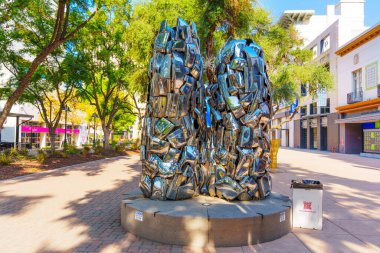 Riverside, California - 31 Aralık 2024: Riverside, California 'da Krom Çarpıcı Heykel