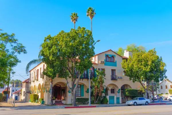 Riverside, California - 31 Aralık 2024: Riverside 'da Lush Green ile Büyüleyici Tarihi Bina