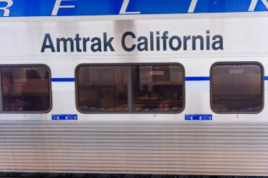 Los Angeles, Kaliforniya - 30 Aralık 2024: Yansımalı Amtrak California Tren Otomobili