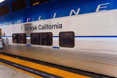 Los Angeles, California - 30 Aralık 2024: Amtrak California Surfline Train Car İstasyonda