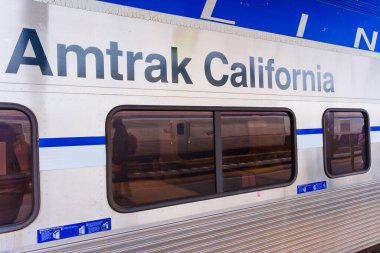 Los Angeles, California - 30 Aralık 2024: Tren İstasyonundaki Amtrak California Markası Detayları