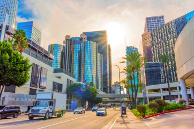Los Angeles, Kaliforniya - 7 Ocak 2025 Los Angeles şehir merkezindeki Busy Street Scene