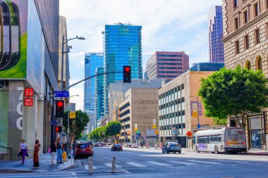Los Angeles, Kaliforniya - 7 Ocak 2025: Flower ve 7. cadde kesişiminde Los Angeles şehir merkezinde