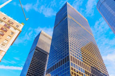 Los Angeles, Kaliforniya - 7 Ocak 2025: Los Angeles City National Bank ve TCW Tower 'ın Skyward View