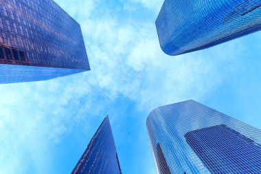 Los Angeles, California - 7 Ocak 2025: Parlak Gökyüzüne Karşı Gökdelenlerin Dinamik Görünümü