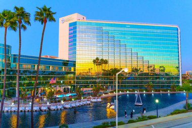 Long Beach, California - 11 Ocak 2025 Hyatt Regency Long Beach Alacakaranlıkta Yansımalar