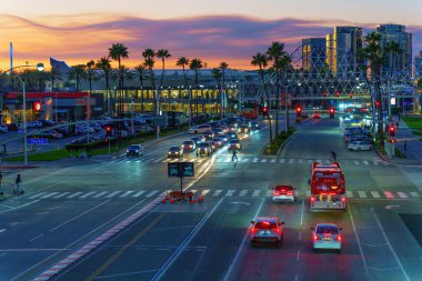 Long Beach, California - 11 Ocak 2025 Long Beach, California 'da Alacakaranlık' ta yoğun kavşak