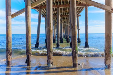 Malibu Sahili 'ndeki iskelenin altında Okyanus Dalgaları ile