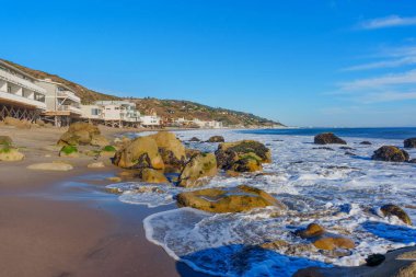 Kayalıklı Malibu Sahili ve Açık Güneş Işıklı Kıyı Evleri