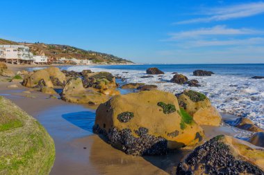 Arka planda Kıyı Evleri olan Rocky Malibu Sahili