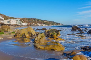 Malibu Sahili 'nde Kıyı Evleriyle Rocky Shoreline