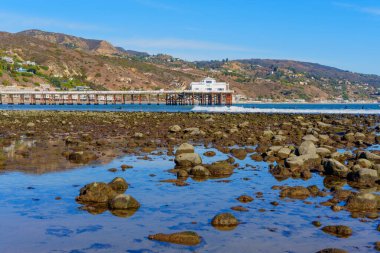Malibu, California - 29 Kasım 2024: Rocky Shoreline ve Pier Malibu Sahili