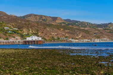 Malibu, California - 29 Kasım 2024: Güneşli bir kış gününde Malibu Plajında Sörf Sahnesi