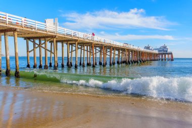 Malibu, California - 29 Kasım 2024 Malibu Rıhtımı 'nda Kıyı Manzaralı Dalgalar Çarpışıyor