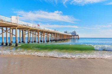 Malibu, California - 29 Kasım 2024: Vibrant Malibu Rıhtımı Kıyıdaki Dalgalar Çarpışıyor