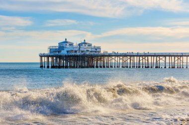 Malibu, California - 29 Kasım 2024 Malibu Rıhtımı 'nda okyanus dalgalarının çarpışını gösteren dinamik bir sahne..