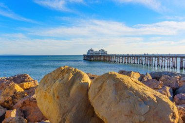 Malibu, California - 29 Kasım 2024: Malibu Sahili 'nde kayalar Pier ve Malibu Farm Cafe View ile