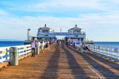 Malibu, California - 29 Kasım 2024: Güneşli bir akşamda Malibu İskelesi Ziyaretçiler ve Kafe ile Yoğun