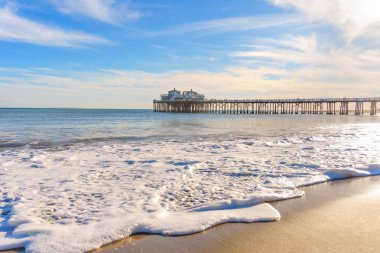 Malibu, California - 29 Kasım 2024: Malibu İskelesindeki Sandy Sahilinde Köpüklü Dalgalar