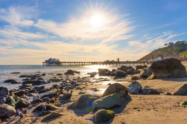 Malibu, California - 29 Kasım 2024: Malibu İskelesi Gün Işığı Rocky Shoreline Yansıması