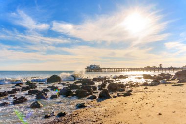 Malibu, California - 29 Kasım 2024: Pier ile Malibu Sahili Akşam Işığı