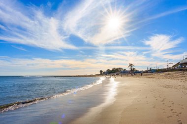 Malibu, California - 29 Kasım 2024 Malibu Sahili 'nde Parıldayan Kum ve Dalgalarla Güneşli Gün