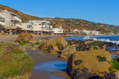 Malibu, California - 29 Kasım 2024 Malibu 'daki Kıyı Evleri ile Sert Rocky Sahili
