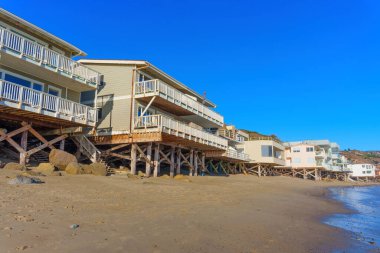 Malibu, California - 29 Kasım 2024 Malibu Sahil Evleri Açık Mavi Gökler Altında