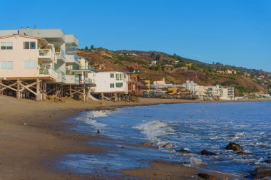 Malibu, California - 29 Kasım 2024 Malibu Sahili boyunca Sahne Dalgaları ile Kıyı Evleri