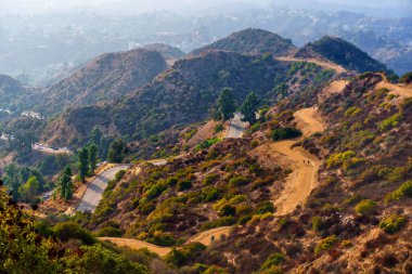 Griffith Park, Los Angeles 'taki sarmal patikaların ve tepelerin güzel hava manzarası, yemyeşil bitki örtüsü ve açık hava aktiviteleri için yollar..