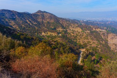 Griffith Park 'taki Tepelerin Nefes Kesen Manzarası Arkaplanda Yayılan Şehir