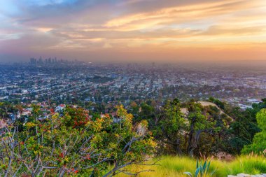 Los Angeles üzerinde çarpıcı gün batımı Skyline