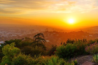 Los Angeles üzerinde Görkemli Gün Batımı Skyline