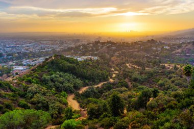 Griffith Park 'ın Yürüyüş Yolları ve Yeşillik Üzerinde Nefes Kesen Gün Batımı