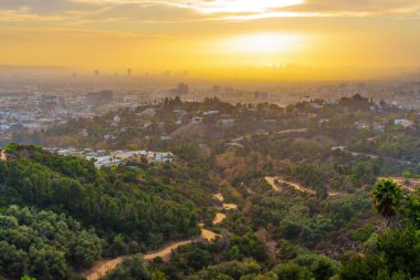 Altın Gün Batımı Griffith Park 'ın Yürüyüş Yolları ve bereketli arazisi üzerinde