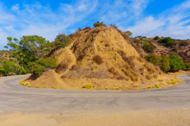 Griffith Gözlemevi 'nin yakınındaki Doğal Tepe Çevresinde Kavis Yolu