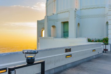 Los Angeles, California - 14 Aralık 2024: Sunset Glow ile Griffith Gözlemevi 'nde Gözlem Dürbünü