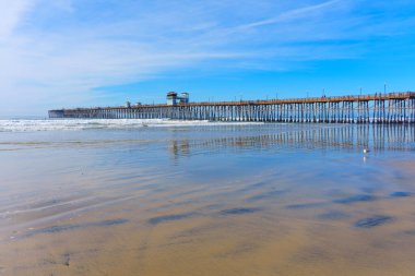 Okyanus Kenarı, Kaliforniya - 26 Aralık 2024: Okyanus Kıyısı Açık Mavi Gökyüzü Altındaki Sakin Sulara Yansıtıldı