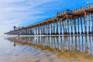 Oceanside, California - 26 Aralık 2024 Tranquil Beach Waters 'daki Oceanside Pier' ın Çarpıcı Yansıması