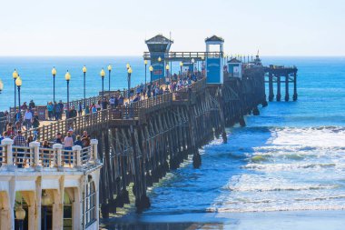 Oceanside, California - 27 Aralık 2024 Kıyı Manzaralı Kalabalık Okyanus Kenarı İskelesi ve Mavi Gök