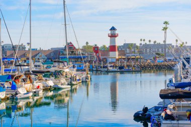 Okyanus Kenarı, Kaliforniya - 27 Aralık 2024: Deniz feneri ve Okyanus Yansımaları ile Marina Sahnesi