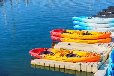 Okyanus Kenarı, Kaliforniya - 27 Aralık 2024: Durgun Su Üzerindeki Oceanside California Limanı 'na Renkli Kayıklar Kenetlendi