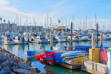 Oceanside, California - 27 Aralık 2024: Oceanside Marina Off-Season 'da renkli kayak ve Paddleboard' lar