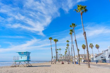 Oceanside, California - 27 Aralık 2024: Oceanside 'da Cankurtaran Kulesi ve Palm Trees ile Vibrant Sahnesi