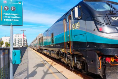 Oceanside, California - 26 Aralık 2024: Yolcu Bilgileri Telefon İşaretli Metrolink Treni