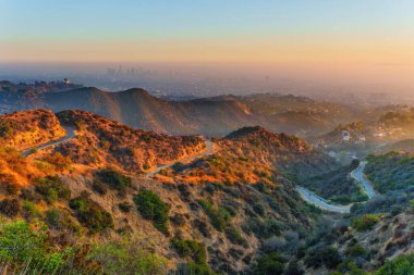 Griffith Park Yürüyüş Yolları ve Bulanık Şehir Merkezi 'nin Manzarası